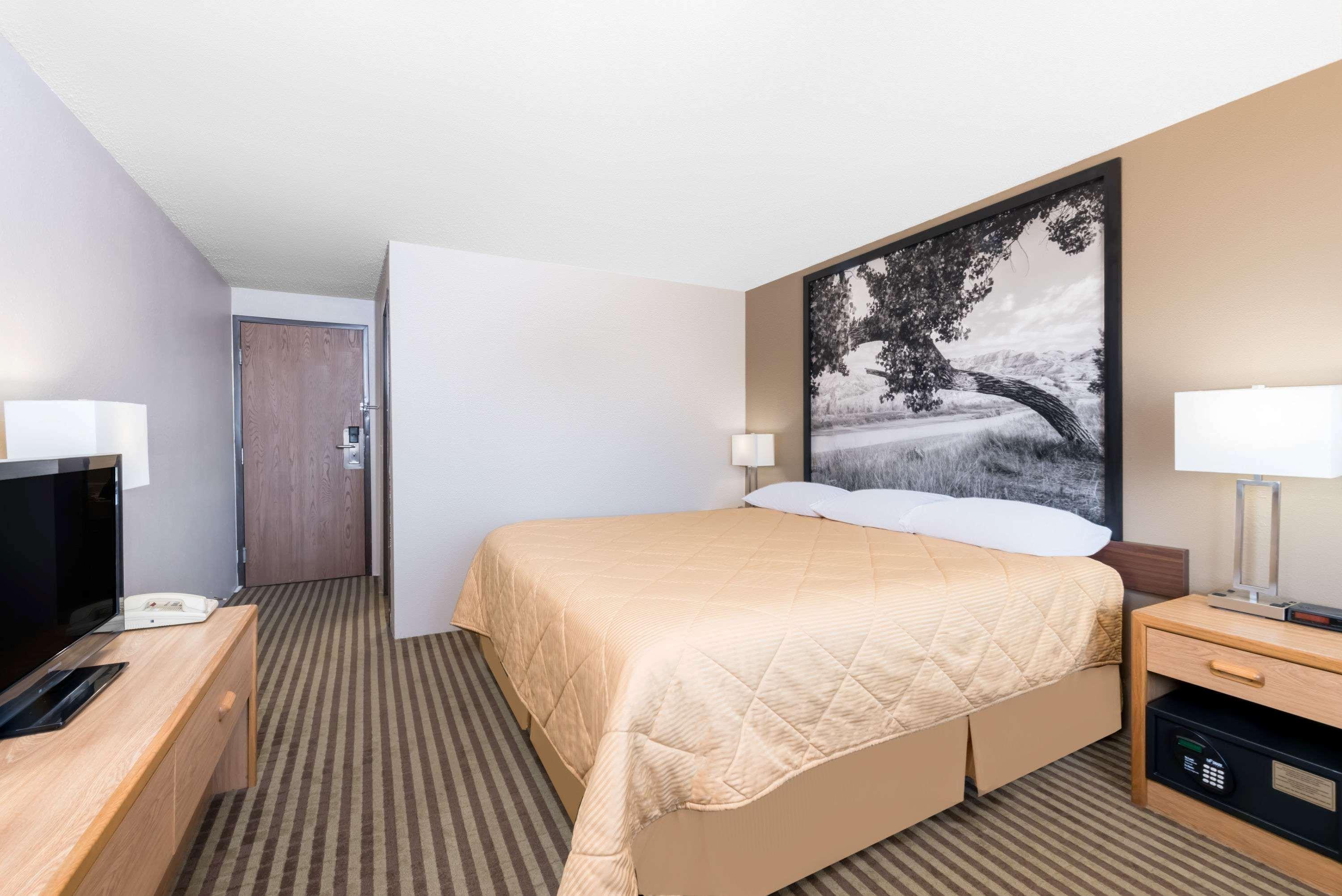 Super 8 By Wyndham Bowman Hotel Exterior photo