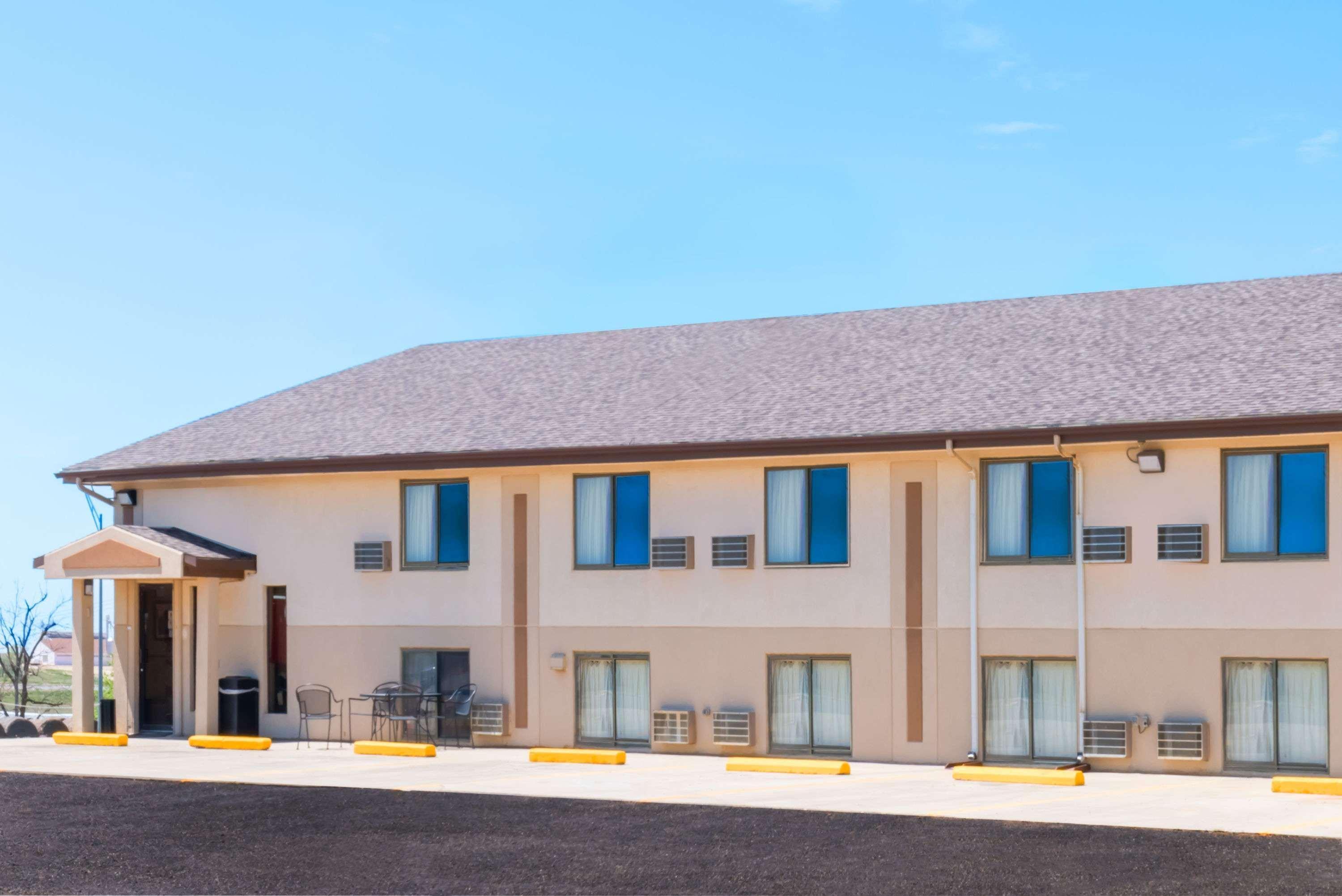 Super 8 By Wyndham Bowman Hotel Exterior photo